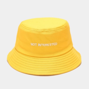 Dettaglio cappello alla pescatora giallo con ricamo 'NOT INTERESTED' e cuciture