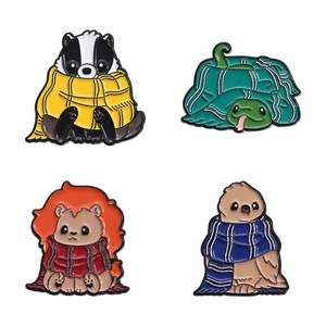 Lot de quatre broches mignonnes en émail avec des motifs de serpent, oiseau, ours et blaireau