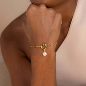 Elegant 18K gold-plated stainless steel chain bracelet with a white pearl charm on wrist