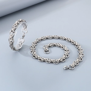 Dettaglio del set collana e bracciale a catena bizantina in acciaio inossidabile argento