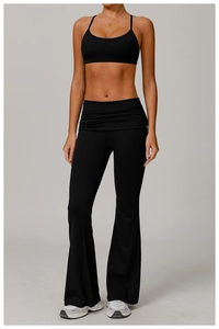 Ensemble de yoga noir avec brassière à fines bretelles et legging évasé taille haute