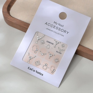 Détail du set de bijoux d'ongles argentés avec cristaux 3D sur carte cadeau
