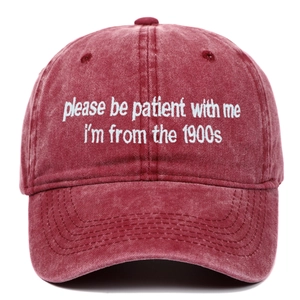 Détail de la broderie blanche sur une casquette vintage en coton lavé bordeaux