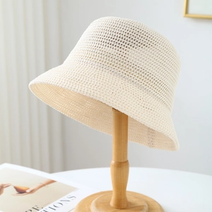 Dettaglio della delicata trama intrecciata e della maglia traforata di questo cappello beige