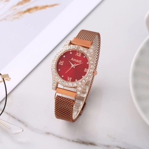 Montre élégante pour femme en or rose avec cadran rouge serti et bracelet milanais
