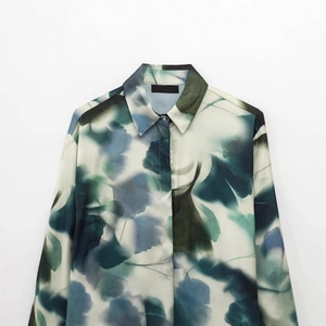 Chemisier en satin pour femme avec imprimé abstrait turquoise et col à revers élégant