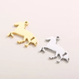Détail de pendentifs cheval du zodiaque en acier inoxydable finitions or et argent