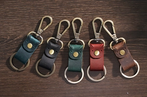 Detail van vintage lederen sleutelhangers in vijf kleuren met koperen metalen haken
