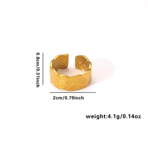 Détail de la bague tressée dorée en acier inoxydable montrant la largeur de 0,8 cm et le diamètre