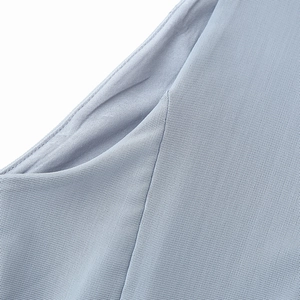 Ärmelloses graues Strickkleid mit Mesh-Gewebe und gewelltem Saum-Detail