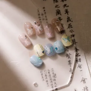 Vue macro d'autocollants pour ongles papillon 3D avec strass et paillettes fines