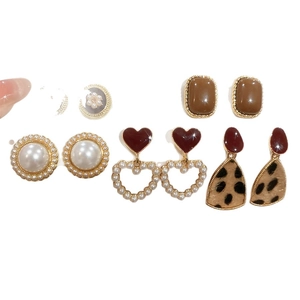 Set mit 5 Vintage-Ohrringen mit Perlen, roten Herzen und Leoparden-Mustern