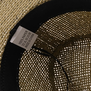 Vue macro du tissage en fibre de papier avec bandeau noir et étiquette de lavage