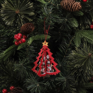 Vue détaillée d'un ornement de Noël en bois rouge avec bonhomme de neige sur un sapin