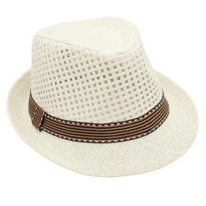 Dettaglio di un cappello di paglia traspirante con nastro a righe e trama intrecciata