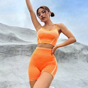 Set yoga arancione a costine con reggiseno sportivo e pantaloncini fitness a vita alta