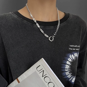 Collana in acciaio al titanio con maglie miste, ciondolo rotondo e dettaglio nero per uomo