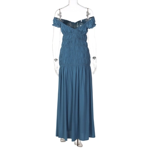 Détail de la robe bleue à épaules dénudées avec texture froncée et corsage plissé élégant
