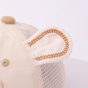Nahaufnahme der Baby-Baseballkappe mit Netzstoff und süßen weichen braunen Bärenohr-Details