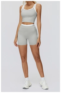 Détail du short de yoga gris à taille haute avec ceinture contrastée pour effet galbant