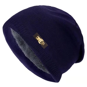 Détail du bonnet tricoté bleu marine avec doublure polaire et boucle en cuir décorative