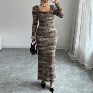 Dettaglio della maglia testurizzata su un abito slim a maniche lunghe in toni misti