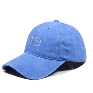 Detail van de blauwe gewassen katoenen baseballpet met schattig pinguïnborduursel