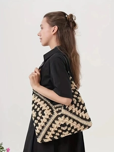Borsa tote in paglia intrecciata con motivi geometrici a contrasto nero e beige
