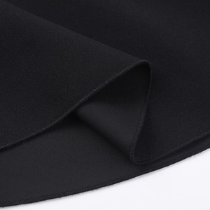 Gros plan détaillé sur la texture du tricot noir et les finitions de couture de qualité