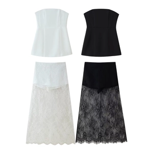 Détails à plat d'ensembles de robes deux pièces avec dentelle en noir et blanc