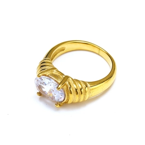 Détail de la bague plaquée or 18 carats avec zircon ovale et anneau texturé