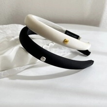 Détail de serre-têtes noués élégants en noir et blanc avec boucles métalliques carrées