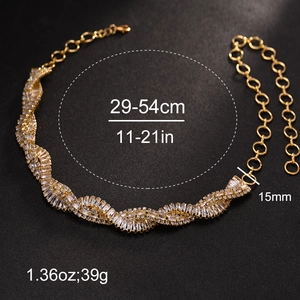 Collana girocollo dorata con strass incrociati e catena di estensione regolabile elegante