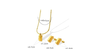 Vue macro du collier et boucles d'oreilles mini barre dorés 18 carats avec dimensions