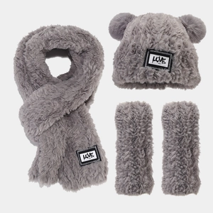 Détails de l'ensemble d'hiver gris avec pompons en fausse fourrure et écusson LOVE