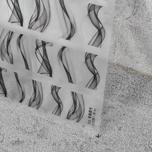 Détails des autocollants à ongles avec motifs de fumée noire et film transparent fin