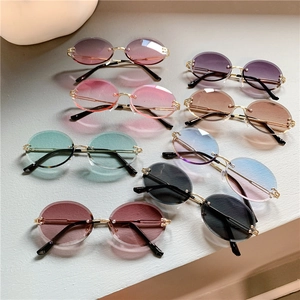 Lunettes de soleil ovales sans monture, dégradé de couleurs et branches dorées à perles