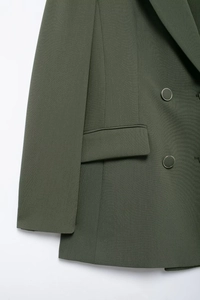 Détail du blazer croisé vert armée montrant le revers, la poche à rabat et les boutons