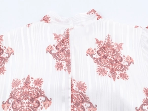 Dettaglio macro del retro dell'abito boho con stampa paisley rosa-marrone e righe