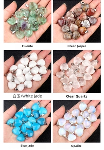 Détail de pendentifs cœur de 16mm en cristal naturel avec bélières en métal à la main