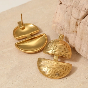 Boucles d'oreilles dorées en acier inoxydable à texture métallique brossée
