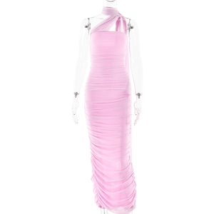 Détail de la robe longue rose froncée à épaules dénudées avec col licou élégant