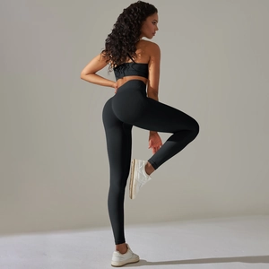 Dettaglio del set yoga nero senza cuciture con leggings a vita alta e reggiseno sportivo