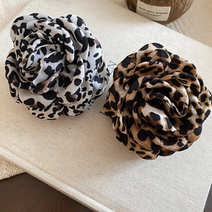 Pince à cheveux fleur en tissu léopard élégante en acrylique avec motif floral chic
