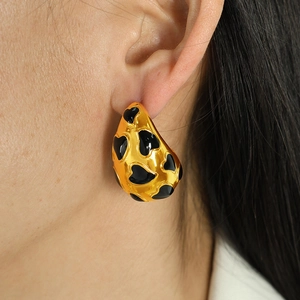 Eleganti orecchini a goccia placcati in oro con cuori in smalto nero da donna