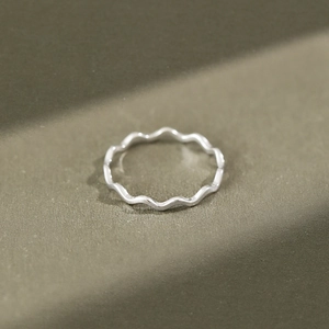 S925 Sterling Silber Wellenring mit minimalistisch polierten geschwungenen Linien