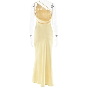 Détail d'une élégante robe longue en satin jaune pâle, dos nu avec une seule bretelle