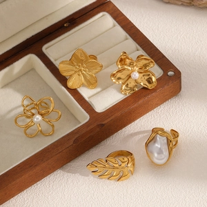 Set di anelli vintage in acciaio placcato oro 18k con forme di fiori, foglie e perle