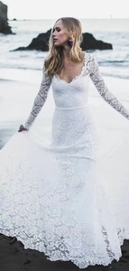 Robe de mariée trapèze en dentelle blanche avec décolleté en V et manches longues