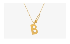Détail du pendentif B plaqué or 18 carats avec chaîne mixte et fermoir épingle